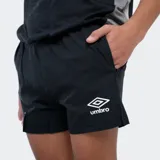Short deportivo Umbro modelo Terren, color negro, con logo de la marca estampado en blanco en el lateral izquierdo.