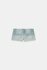 Shorts mini de denim TRF de tiro bajo, con cinco bolsillos, trabillas y cierre frontal con cremallera y botones metálicos.