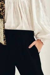 Pantalón estilo babucha color negro con elástico en la cintura y cordón ajustable, bolsillos diagonales en el frente y falsos bolsillos ojal en la espalda.