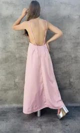Vestido largo de satén color rosado, con espalda descubierta y tirantes finos.