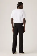 Pantalón chino de corte relajado, confeccionado en sarga de algodón resistente, con diseño de cinco bolsillos y cierre de cremallera con botón.