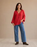 Camisa roja de lino, con cuello en V, mangas tres cuartos y cierre frontal de botones.