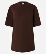 Remera básica de corte relajado, confeccionada en tejido de punto de algodón. Presenta cuello redondo y mangas cortas, con un diseño liso y holgado que ofrece comodidad y versatilidad.