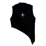 Musculosa negra con cuello alto y corte asimétrico. Presenta un broche removible en forma de estrella plateada.