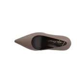 Zapato de tacón alto color gris topo, con punta fina.