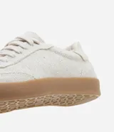 Championes de caña corta color crema, con textura de tejido y acabado deshilachado.