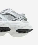 Championes de running Viko con diseño de paneles superpuestos en tonos gris y plateado. Presentan una combinación de malla técnica y detalles sintéticos, con suela de plataforma robusta y cierre mediante cordones.