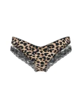 Bombacha tipo cheeky de corte low-rise con estampado animal print de leopardo, detalles de encaje negro en los laterales y aberturas con diseño en capas.