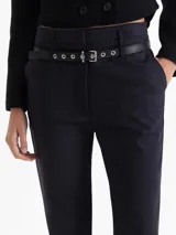Pantalón sastrero color beige con raya marcada al centro y pierna recta. Incluye un cinto desmontable de cuero vacuno con herrajes metálicos níquel. Tiene bolsillos delanteros biselados y bolsillo ojal en la espalda.