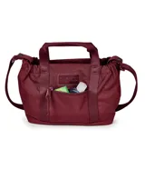 Bolso tipo tote de tamaño pequeño, color negro, con doble asa de mano y correa ajustable para el hombro. Presenta un bolsillo frontal con cierre y un diseño funcional con cierre superior.