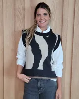 Chaleco de tejido de punto con diseño abstracto bicolor, cuello redondo y terminaciones acanaladas.