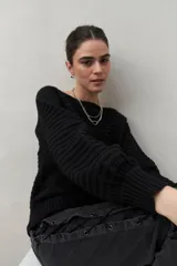 Sweater celeste tramado de silueta relajada, con combinación de texturas en el tejido y mangas abullonadas con puños elastizados.