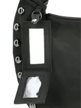 Cartera hobo de cuero sintético negro de la marca Hush Puppies, modelo Taffy. Presenta un diseño suave con una correa ancha para el hombro y detalles de tachas metálicas redondas a lo largo de los bordes laterales e inferiores. Incluye un llavero colgante con la silueta del perro basset hound característico de la marca y el logo impreso en la parte frontal.
