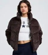Campera puffer de pana color marrón oscuro, con diseño acanalado, cuello alto y cierre frontal con botones a presión.