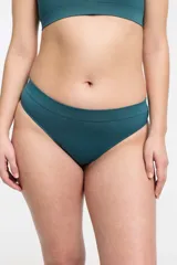 Bombacha tipo colaless de diseño seamless con textura acanalada (rib), de tiro bajo y confeccionada en microfibra suave.