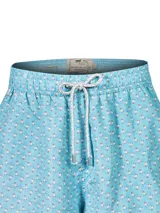 Short de baño celeste con estampado de pingüinos blancos, cintura elástica con cordón ajustable, bolsillos delanteros y traseros.