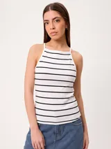 Top de tirantes con cuello halter y diseño a rayas horizontales, confeccionado en tejido de punto acanalado.