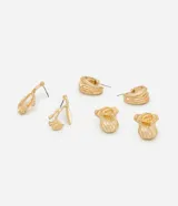 Kit de tres pares de aros de metal reciclado con diseños variados: una argolla clásica, un aro con diseño de flor en relieve y un aro con diseño de flor delicada.