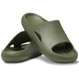 Sandalias tipo slide de una sola pieza, color verde oliva, con diseño ergonómico y contemporáneo. Presentan una abertura lateral en la parte superior y una suela gruesa con textura acanalada.