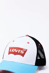 Gorra de Levi's con visera curva celeste, frente blanco con logo de Levi's en rojo y espalda de rejilla negra.