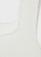 Top de punto fino con cuello cuadrado y tirantes anchos, de diseño entallado.