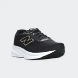 Championes de running New Balance modelo 680 V9, color negro con entresuela blanca. Confeccionados en malla transpirable, cuentan con amortiguación Fresh Foam en la entresuela y suela de goma duradera.