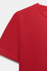 Camiseta corta de manga corta con diseño a rayas horizontales en azul marino y blanco, cuello redondo en tono oscuro y corte ajustado.