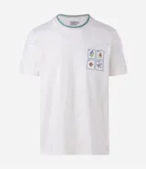 Remera de algodón marca Marfinno, color blanco, con cuello redondo y detalle de ribete en contraste. Presenta un diseño de cuatro sellos bordados en el pecho.