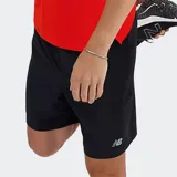 Short deportivo New Balance de 7 pulgadas, color negro, con tecnología NB DRY que absorbe la humedad y slip interior transpirable. Presenta un pequeño logo reflectante en el lateral derecho.