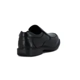 Zapato mocasín negro de cuero sintético, con suela de goma y detalle de costuras en el empeine.