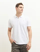 Remera azul con cuello polo y tapeta de dos botones.