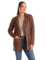 Blazer de corte largo y silueta relajada, confeccionado en tejido símil gamuza con textura aterciopelada. Presenta cuello con solapas, frente abierto sin botones y dos bolsillos de parche frontales.