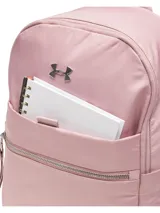 Mochila Under Armour Studio Campus de diseño ligero y resistente al agua. Cuenta con compartimento para portátil, bolsillo frontal con cremallera extragrande, bolsillos laterales para botellas y correas ergonómicas ajustables. Presenta un acabado en color rosado con logotipo metálico en relieve.