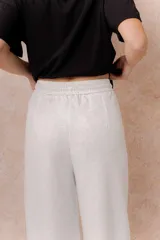 Pantalón celeste de pierna recta y silueta amplia, con cintura elástica y cordón regulable.