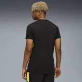 Remera deportiva Puma del Club Atlético Peñarol, color negro con detalles en amarillo en los laterales y mangas. Presenta el logo de la marca y el escudo del club en el frente.