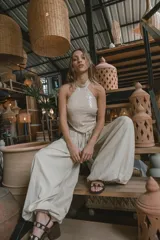 Pantalón negro de tiro alto y corte palazzo.