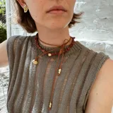 Par de aros colgantes de bronce y alpaca con diseño abstracto calado.