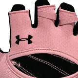 Guantes de entrenamiento Under Armour color rosa con detalles en negro. Palma de cuero para mayor protección y agarre. Dorso de la mano perforado para ventilación. Inserciones de forro polar en el pulgar. Muñequera elástica ajustable.