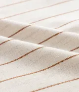 Mono largo de viscosa y lino a rayas verticales, con corte amplio, elástico en la espalda, botón de nácar, bolsillos laterales y traseros. Incluye cinturón marrón.