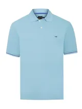 Remera tipo polo de manga corta en color celeste, confeccionada en piqué de algodón Pima. Presenta cuello clásico, cierre frontal con botones y detalles de líneas en contraste en los bordes de las mangas. Incluye un pequeño logo bordado en el pecho.