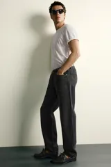 Pantalón jeans de corte recto, color celeste claro con efecto lavado, de cinco bolsillos y tiro medio.