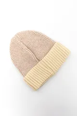Gorro de lana de punto en color gris melange con vuelta marrón oscuro acanalada.