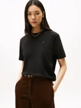 Remera de corte amplio y silueta holgada, confeccionada en puro algodón con tejido de punto interlock. Presenta cuello redondo, hombros ligeramente caídos y el logo de la marca bordado en el pecho.