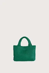 Bolso de mano pequeño con diseño trenzado en color verde, con dos asas cortas integradas.