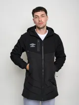 Parka larga de abrigo Umbro color azul marino con capucha y cierre frontal con cremallera.