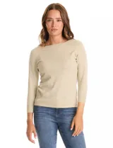 Buzo de tejido fino color beige, con cuello redondo, mangas tres cuartos y diseño raglán.