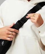 Riñonera Fabletics The Belt Bag de color negro, con cierre de cremallera, correa ajustable y el logotipo de la marca estampado en el frente.