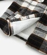 Campera de franela a cuadros con forro de sherpa, cuello tipo polo, cierre frontal con botones y bolsillos delanteros con solapa.