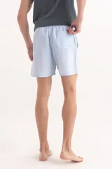 Short de baño color celeste, con cintura elástica, cordón ajustable y corte corto.