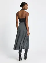 Falda midi plisada de lurex plateado, con cintura elastizada.